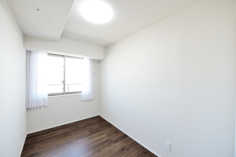 洋室2（約5.0帖）シンプルな内装に仕上げていますので、お好みの家具や小物で空間を演出することができます。窓からは開けた大阪の街並みを臨むことができます。