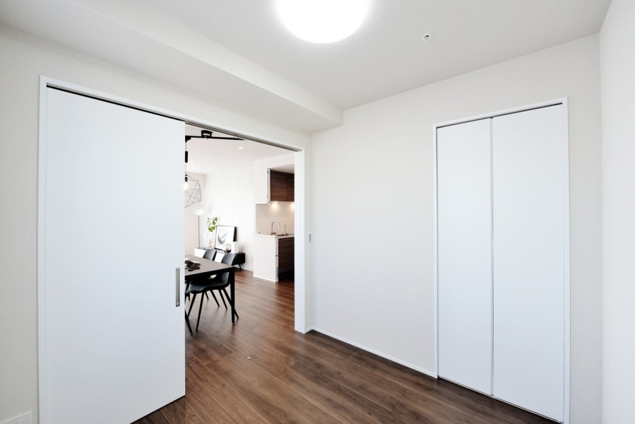 洋室3（約4.6帖）はリビングに隣接しており、扉を開放して使用することも出来ます。家族構成やライフスタイルに合わせて使い方を変えられるフレキシブルで機能的な間取りです。