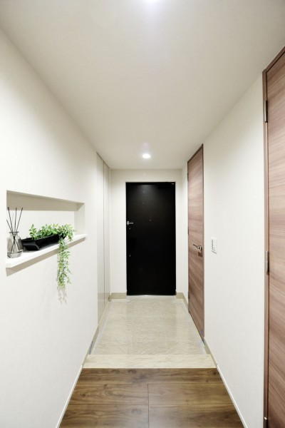 玄関は人感センサーライトを設置していますので、遅い時間のご帰宅や手が塞がっている時もオートライトで安心です。床や框に天然石を使用し、優雅にゲストや家族を迎えてくれます。