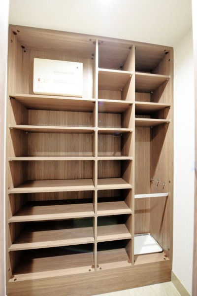 玄関横にはシューズインクローゼットを設置しています。天井までの高さを確保し、たくさんの靴やブーツ、傘なども収納でき、玄関はいつもきれいな状態を保てます。