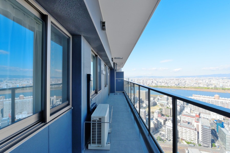 32階部分のバルコニーからは前面を遮るものも無く、遠くの空や街並みを見渡すことができます。変化していく街や空の様子を眺めることで、毎日のエネルギーを得られるような空間です。