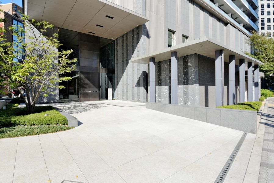 大阪メトロ御堂筋線「中津」駅の改札を抜け地上まで上がると、すぐ横にはマンションのエントランスという利便性が魅力的です。まだまだ進化を続けている大阪梅田エリアと洗練された茶屋町エリアへもつながる立地です。