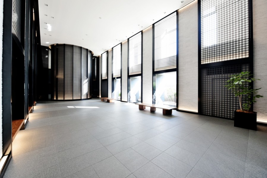 梅田の都会から一歩エントランスに入るとそこには自然の光と素材がゲストや家族を優しく迎えるエントランスホールが広がります。天井高約７メートルのメインエントランスはその日によって様々な表情を見せてくれます。