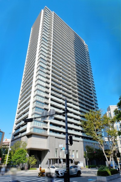 大阪メトロ御堂筋線中津駅直結です。ご自宅から雨に濡れずに乗車出来ますので、雨天時も快適です。総戸数415戸、35階建て免震タワーレジデンスの32階部分が登場です。共用施設も充実、ペット飼育可能、24時間ゴミ出し可能です。