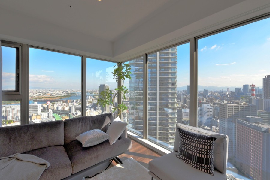 リビングのコーナー部分一面はダイナミックビューウインドウを採用しています。コーナーの柱を解消し、足元から天井近くまで窓とする設計で、通常のマンションの角部屋とは異なるダイナミックなパノラマ眺望を楽しめます。