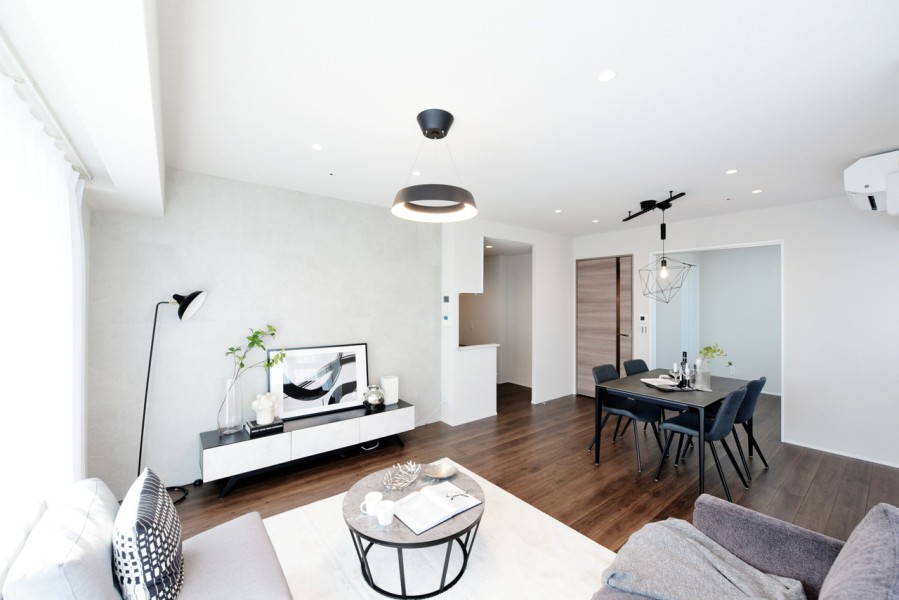 お部屋の主人公であるダイナミックな窓を引き立たせるシンプルな色合いの内装に仕上げました。大都会の喧騒の中でも、ゆったりと静かに落ち着いた時間を過ごせるくつろぎのスペースです。