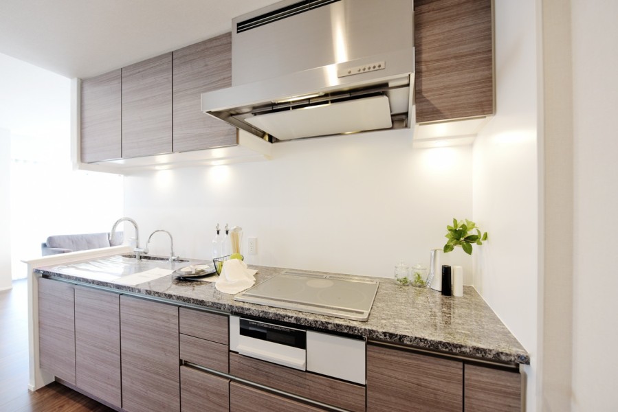 細部にまでこだわりを持って造られた新築当時のキッチンは水栓、浄水器、ディスポーザー新規交換済みです。ドイツのジーマティック社の製品を使用し、天然石のワークトップがキッチンをラグジュアリーな空間にしています。