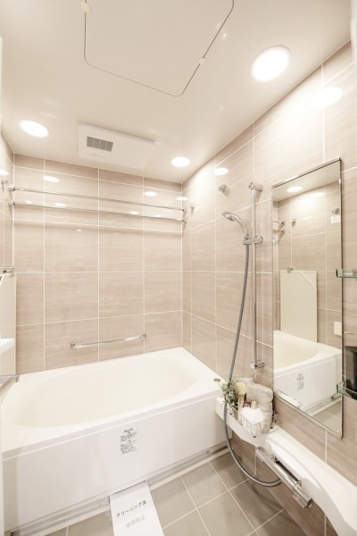 こだわりのバスルームは見た目にも美しい大型のタイルを採用しています。床にはサーモタイルを使用していますので冬も足裏から感じる冷たさを軽減してくれます。浴室換気乾燥機新規交換済みです。