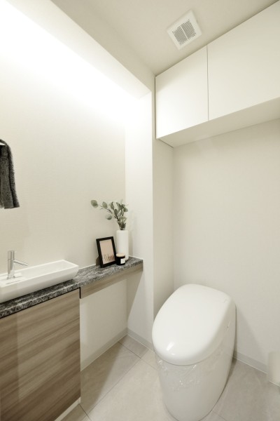 TOTO製タンクレストイレ新規交換済みです。手洗いカウンターを設置していますので、ゲストも気兼ねなく使用して頂けます。吊戸棚を設置していますので、小物類の収納に便利ですっきりとした空間を保てます。