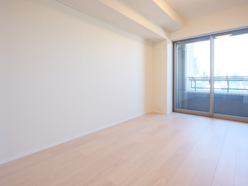 約8.1帖の洋室1は主寝室にぴったりなゆとりあるお部屋です。ウォークインクローゼットが設けられているため、居住空間を広くお使いいただけるお部屋です。