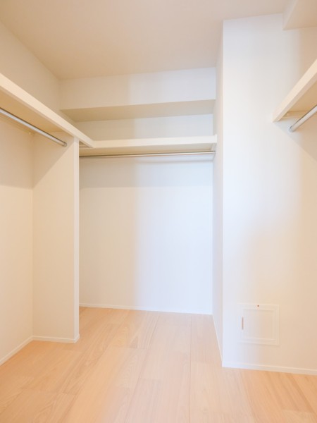 洋室１には頼もしい収納力をウォークインクローゼットを備え付けました。かさばりやすいアウターやオフシーズンの家電など、たっぷり収納できそうです。
