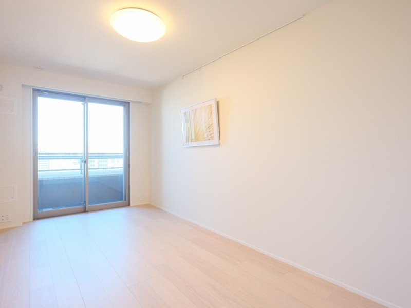 東向きのバルコニーに面した洋室2です。爽やかな朝日が差し込むお部屋で、主寝室としてもお使いいただけます。