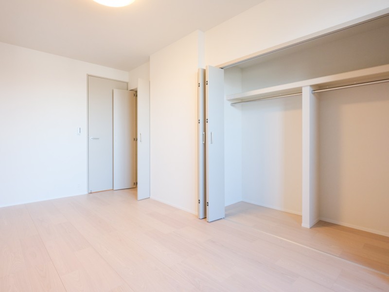 洋室2の収納は、ハンガーパイプに枕棚、しっかりとした奥行きがあるクローゼットと収納棚を備え付けました。お手持ちの衣服などをたっぷり収納できそうです。