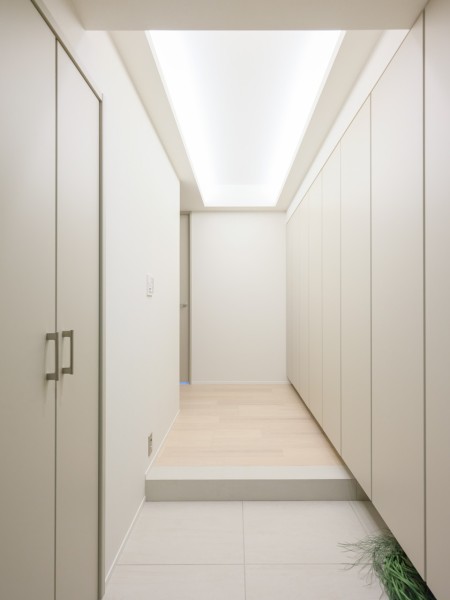 住まいの顔となる玄関は清潔感溢れる空間です。高い収納力を誇るシューズボックスを造作しました。ご家族みなさんの靴もたっぷり収納できそうです。
