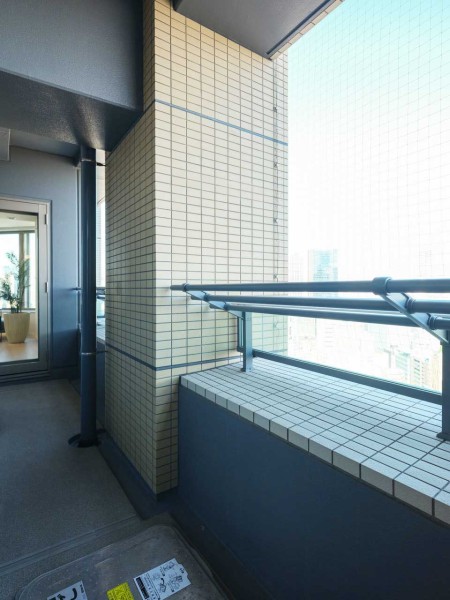 リビングダイニングに繋がるバルコニーです。心がほっとするような光と心地よい風を感じ、日々をアップデートできそうです。