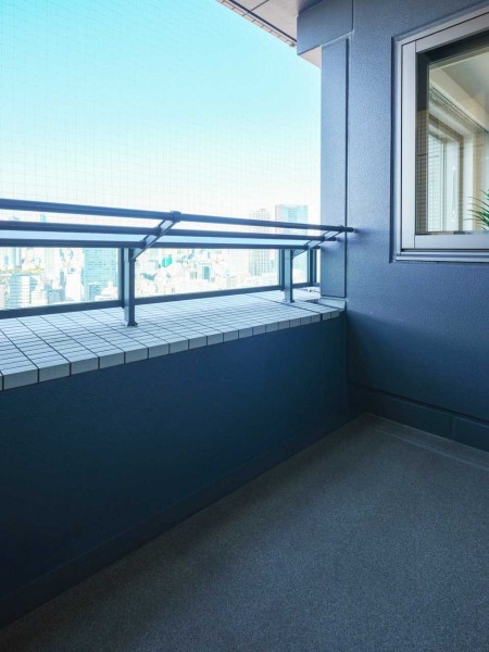 洋室1に隣接したバルコニーです。のびやかに広がる空が日常になり、至福の時間に包まれる住まいです。