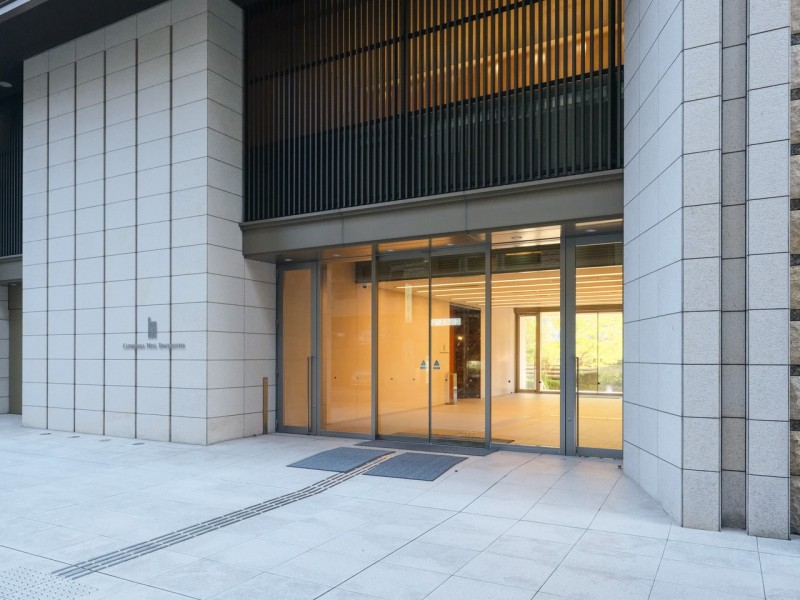 モダンで清潔感漂う共用部が、明日への活力を与えてくれるマンションエントランスです。忙しない都心で躍動し帰るあなたのほっとする住まいになりそうです。