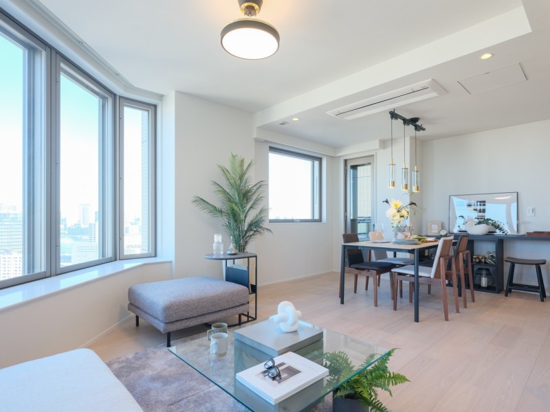 ダイニングスペースもしっかり確保できるゆとりある間取りです。窓があり、明るくのびやかな空間には自然とご家族が集まりそうです。都市生活のやすらぎを深める、快適な暮らしが叶う住まいです。