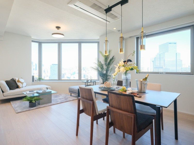 二面採光の窓からは明るい自然光が降り注ぎ、彩り豊かな暮らしを演出します。窓からは明るい陽射しが入りますので、ゆったりとくつろぎの時間をお過ごしいただけます。