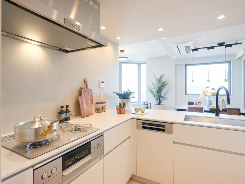 快適な機能とデザイン性が魅力の田中工藝製システムキッチンです。L字型で作業がしやすく、ガスコンロは壁側を向いているので、小さいお子さまがいるご家庭でも安心です。