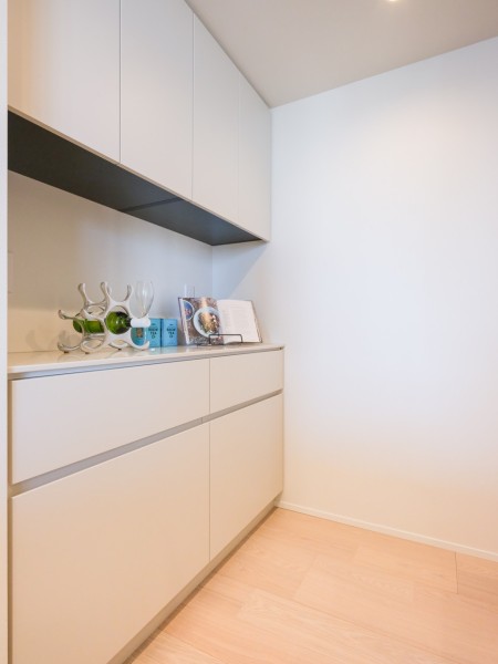 キッチン背面には収納豊富でカウンタースペースも広いカップボードがあります。家電や食器等の収納に便利で、キッチンをすっきりとお使いいただけます。