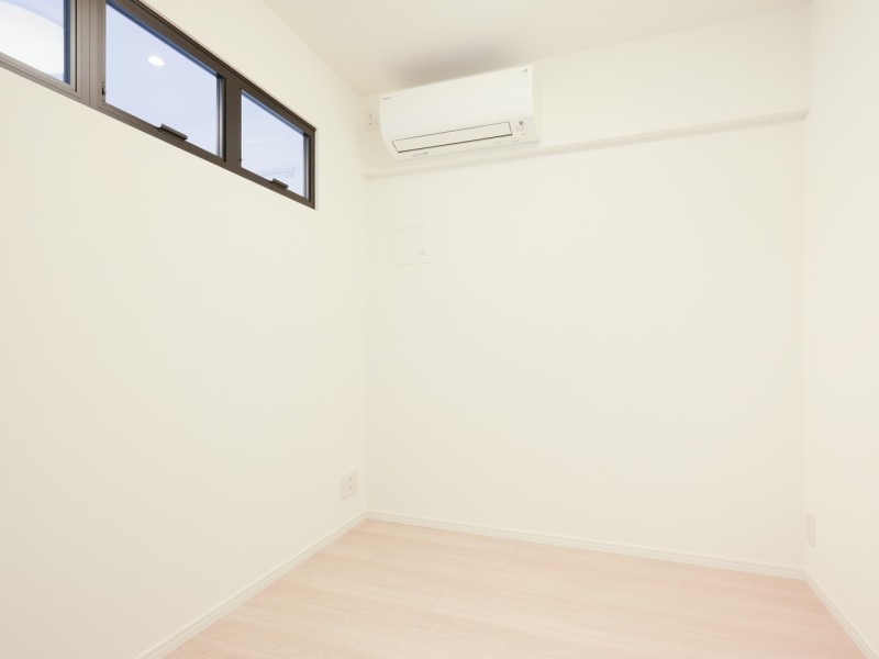 洋室2にはエアコンを新規設置しました。リビングからの光も取り込める窓も設置したので、より快適にお過ごしいただけます。