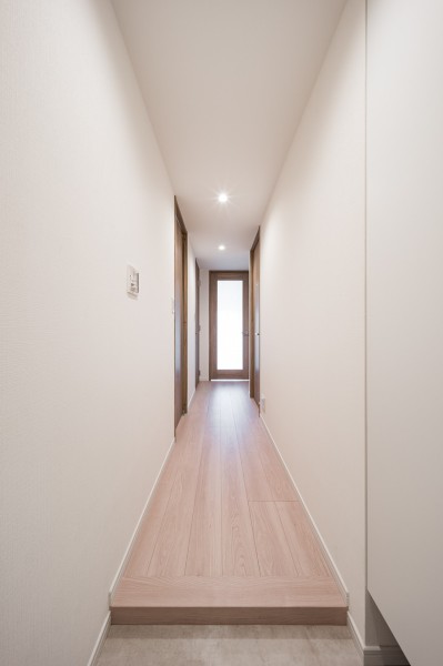 玄関には天井まで高さのあるシューズボックスを造作しました。人感センサー付きライトを設置したので、暗い時間帯のご帰宅や両手が塞がっているときも快適です。