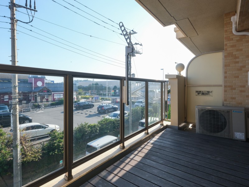 広々としたオープンエアスペースには物干し金物がついているので、晴れた日にはしっかりと洗濯物を乾かせそうです。ティータイムを楽しめるリフレッシュ空間にもなり、至福の時間に包まれる住まいとなりそうです。