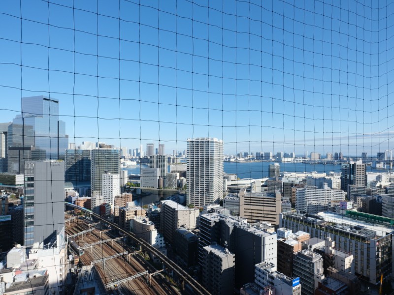 都心からベイエリアを見渡すパノラマビューを楽しめます。都心の刺激を間近に、ビル群の隙間からのぞく青々とした空を望める眺望です。