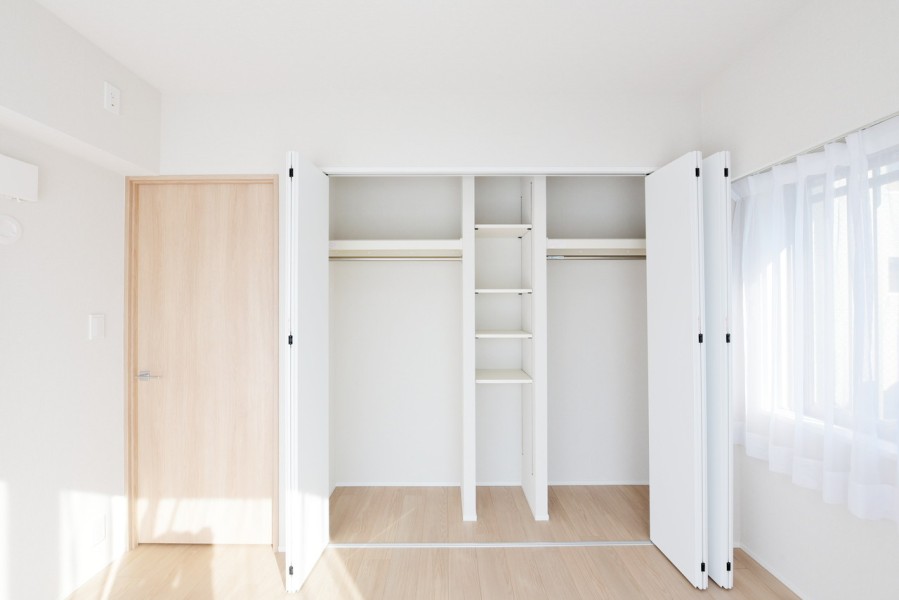 洋室3には大きなクローゼットを設置しました。棚にハンガーパイプを造りつけていますので、小物類や毎日使用するお気に入りのお洋服もたっぷりと収納できます。
