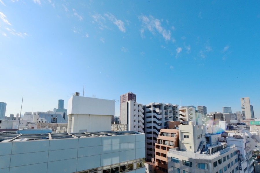 南東側眺望です。全居室に窓があり、二面採光の窓が多い明るく開放感に包まれたお部屋です。12階部分の南東角住戸です。両面にバルコニーがあり、お部屋の中に優しい光と風を運んでくれます。