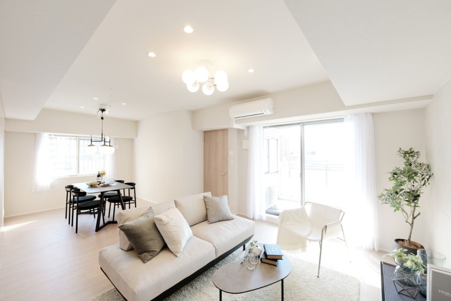 12階部分の南東角住戸で、南・東の二面採光のLDKです。リビングの壁にはタイルを貼り、エレガントな雰囲気を演出しています。都会で利便性の高さがありながらも静かな環境です。