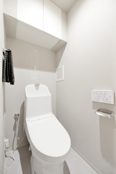 TOTO製ウォシュレット一体型トイレ新規交換済みです。お手入れ楽々な機能を多数搭載していますので、お手入れする人も快適です。吊戸棚を設置しましたので、小物類も収納出来ます。