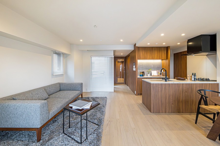 上質で美しい木目調が魅力の居住空間です。こだわりを重ねた内装が気品溢れる雰囲気を演出し、住み続けるほどに味わいが深まります。