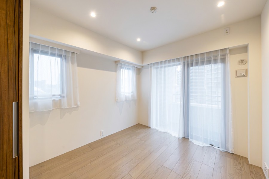 洋室1は北側のバルコニーに接続し、穏やかな自然光を感じることができるプライベート空間です。