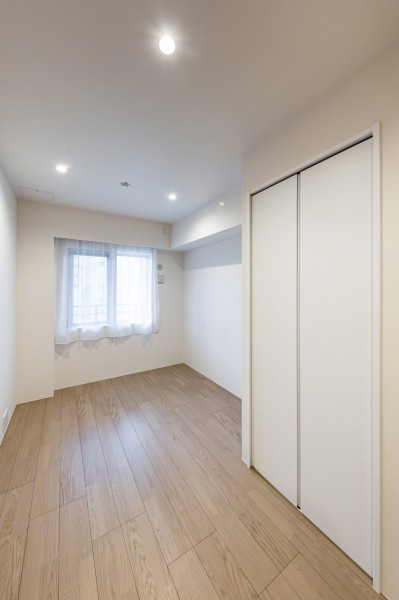 洋室2はリビングから一番遠いプライベートルームです。優しい光が入るお部屋で、快適な自分時間を過ごせそうです。