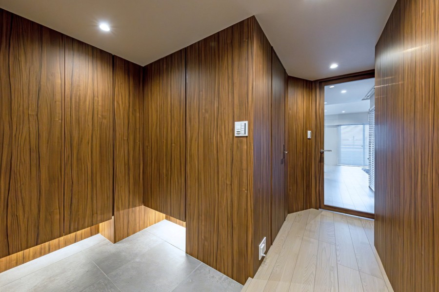 お部屋へ入室した瞬間に胸が躍りそうな玄関です。重厚感がありながらも、安らぎと流行が豊かに共存した魅力のあるお部屋です。