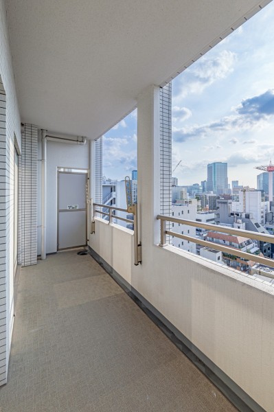 リビングダイニングに隣接したバルコニーです。開放感があり晴れた日には洗濯物がしっかり乾きそうです♪心がほっとするような光と心地よい風を感じ、日々をアップデートできそうです。