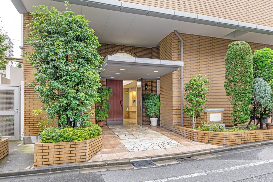 街の雰囲気と呼応するように、スタイリッシュで機能的なエントランスです。安らぎの自然も感じられる植栽がお出迎えし、彩り豊かな暮らしへ誘います。