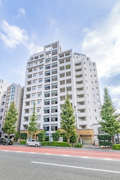 ４駅５路線利用可能、５路線とも徒歩８分圏内の利便性に優れた立地にあります。白山通りより1本入った文教地区に佇み、近隣にはラクーアや東京ドーム、スーパー・コンビニ等が多数あり、日々の生活も便利です。