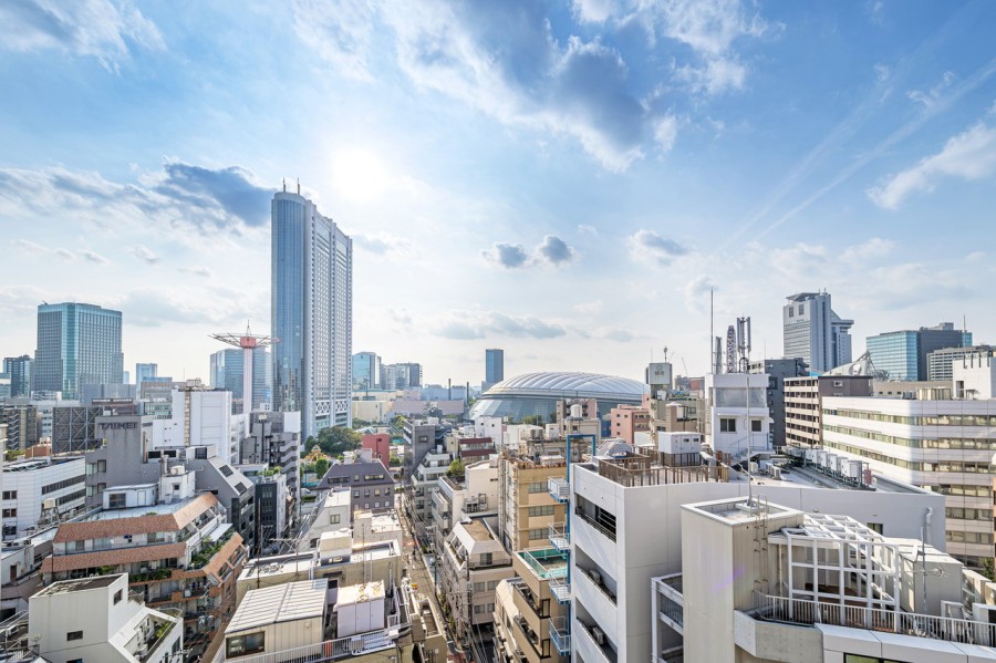 大きな空の先には「東京ドーム」を望むことができ、都会暮らしを満喫できそうな眺望です。都心ならではの夜景も楽しめそうですね♪