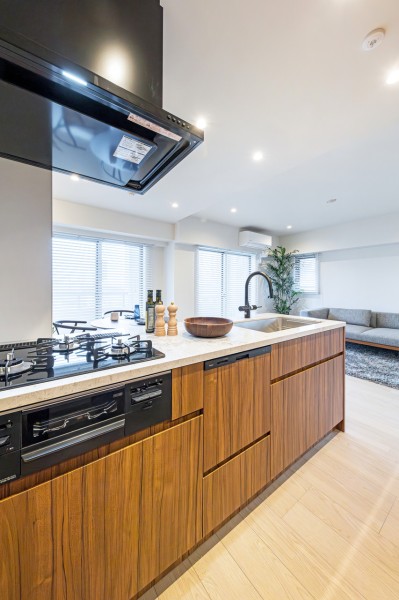 オリジナルメイドのオープンシステムキッチンです。抑揚のある木目調のデザインがインテリアの一部のようにお部屋を彩ります。