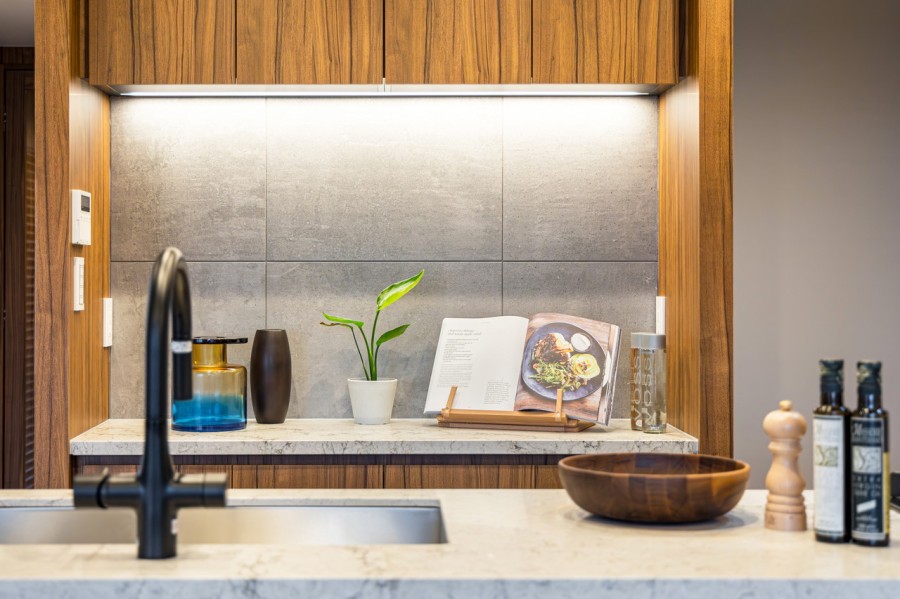 キッチン背面にはカップボードを造作しました。間接照明が照らし、調理家電や食器などをおしゃれにディスプレイできます。