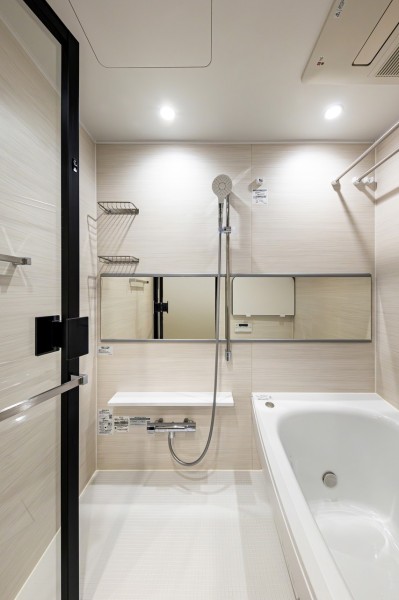 横長ミラーの効果で実際のサイズよりも広がりを感じるバスルームです。暖房・涼風・換気・乾燥機能付きで1年中快適なバスタイムをお楽しみいただけます。