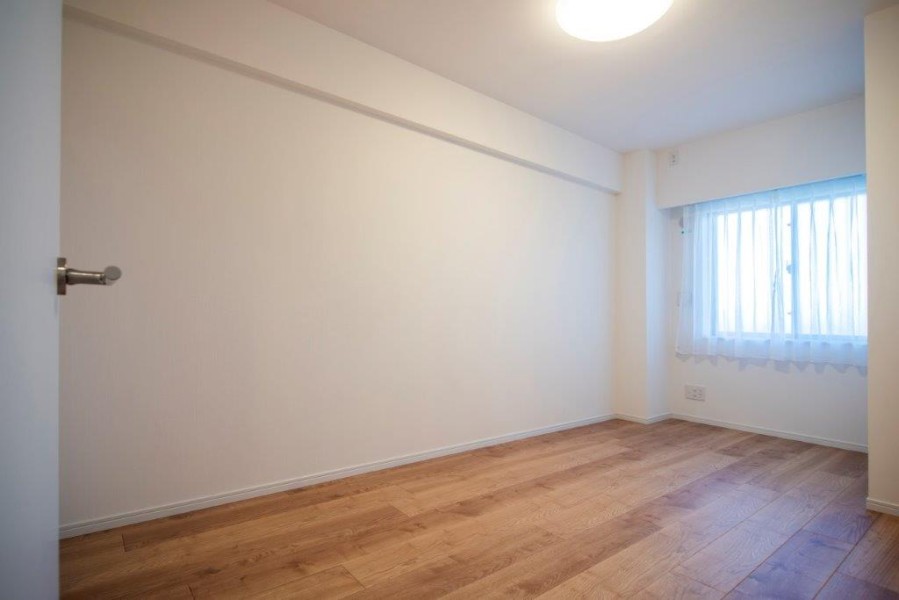 柔らかな光が差し込む北東向きの洋室1(約6.0帖)です。程よい広さと優しい光が入るお部屋で、快適な自分時間を過ごせそうです。