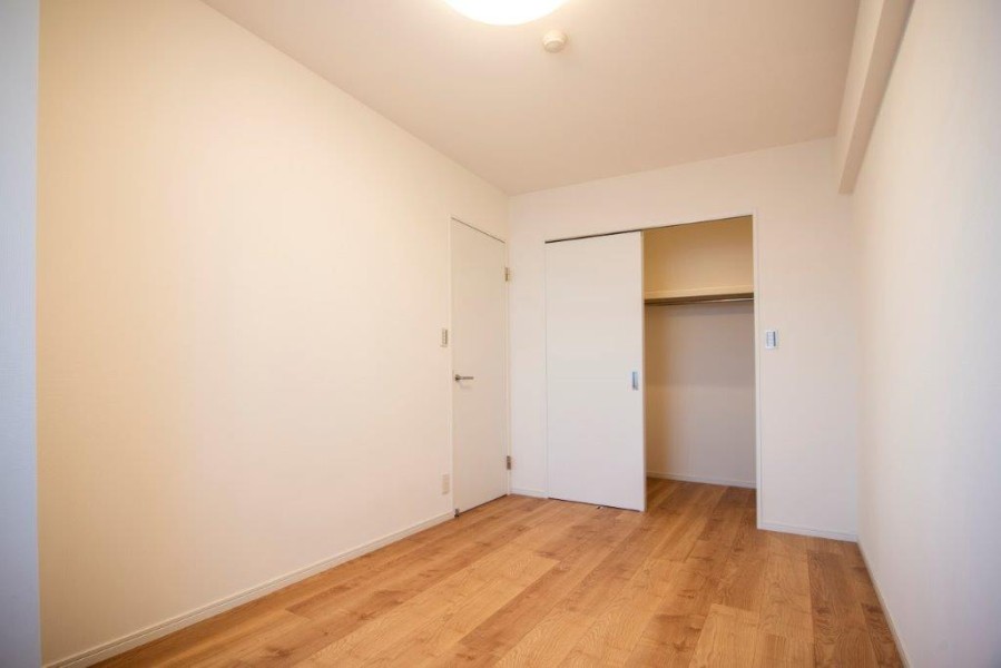 洋室1にあるウォークインクローゼットは、枕棚とハンガーラックがあり、たっぷり洋服を収納できます。