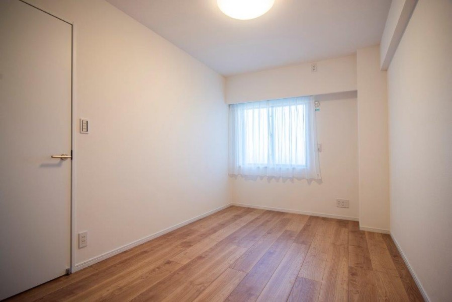 洋室2にも明るい自然光が注がれます。のびやかな空間の中で、ほっと一息つけるやすらぎの時間が流れます。明るく、ワークスペースとしても快適に活用いただけます。