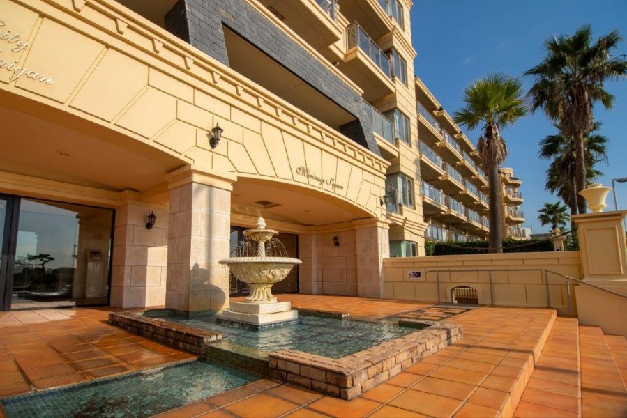 エントランス入口には噴水があり、心休まる空間を演出してくれます。定期的なメンテナンスが行われ綺麗に保たれたエントランスです。