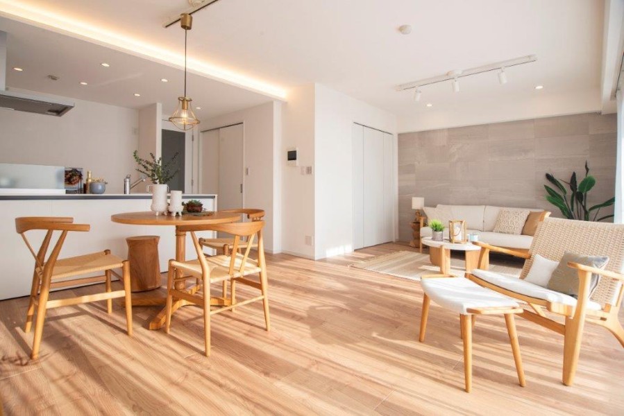 リビングダイニング(約19.4帖)は、忙しい毎日を目の前に広がる海からの優しい風が癒してくれる安らぎの空間です。カーテンの向こうから心地よい光が差し込み、ゆっくりと時間が経つのを感じられそうです。