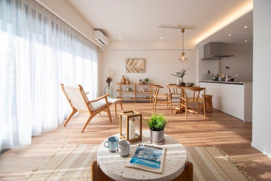 心がほっとする陽光が注がれるリビングダイニングは、開放感と安らぎを享受したのびやかな住空間です。ご家族団らんのひとときを大切に、より快適にお過ごしいただけます。